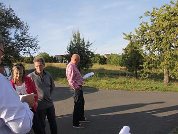 Ein mögliches neues Baugebiet in Gereuth (Hintergrund) nahmen (von links) Bürgermeister Helmut Dietz, Ortssprecherin Marion Leonhardt und die Gemeinderäte Robert Bohla und Jürgen Fromm zusammen mit den anderen Gremiumsmitgliedern in Augenschein.