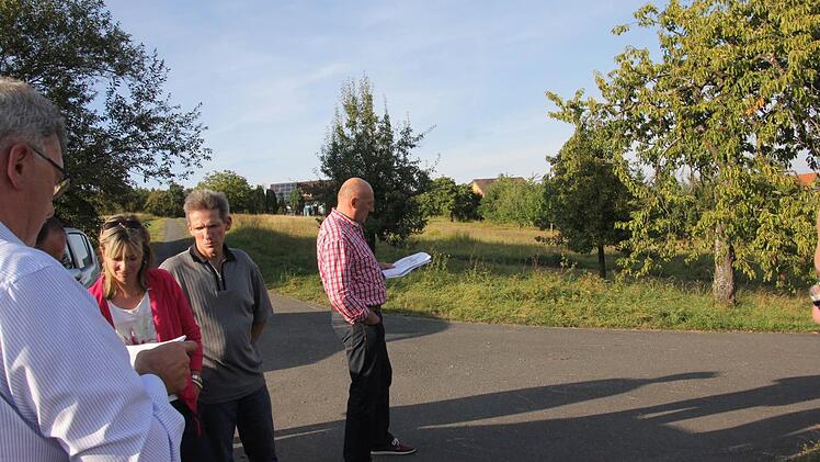 Ein mögliches neues Baugebiet in Gereuth (Hintergrund) nahmen (von links) Bürgermeister Helmut Dietz, Ortssprecherin Marion Leonhardt und die Gemeinderäte Robert Bohla und Jürgen Fromm zusammen mit den anderen Gremiumsmitgliedern in Augenschein.
