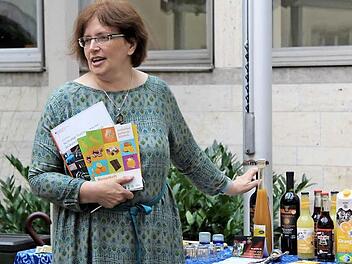 Uschi Schmidt präsentiert Fairtrade-Produkte.  Foto: Richard Sänger
