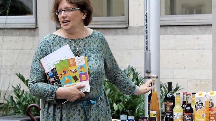 Uschi Schmidt präsentiert Fairtrade-Produkte.  Foto: Richard Sänger