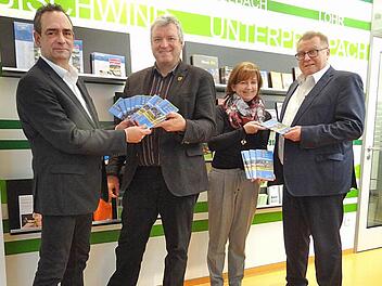 Der Veranstaltungskalender der Verwaltungsgemeinschaft Ebern f&uuml;r das Jahr 2017 ist erschienen. Unterst&uuml;tzt wurde die Verwaltung dabei von Andreas (links) und Ute Holch (Zweite von rechts). Beide &uuml;bergaben die ersten Exemplare an die B&uuml;rgermeister J&uuml;rgen Hennemann und Willi Sendelbeck (rechts). Foto: VG-Ebern; Johanna Eckert