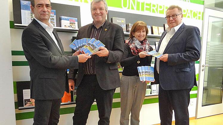 Der Veranstaltungskalender der Verwaltungsgemeinschaft Ebern f&uuml;r das Jahr 2017 ist erschienen. Unterst&uuml;tzt wurde die Verwaltung dabei von Andreas (links) und Ute Holch (Zweite von rechts). Beide &uuml;bergaben die ersten Exemplare an die B&uuml;rgermeister J&uuml;rgen Hennemann und Willi Sendelbeck (rechts). Foto: VG-Ebern; Johanna Eckert
