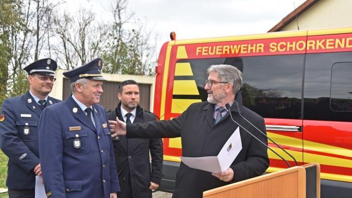 Gleich doppelten Grund zur Freude gab es am Samstag bei der FFW Schorkendorf-Eicha: Der neue Mannschaftstransporter "Florian Schorkendorf 14/1" wurde übergeben und KBI Wolfgang Beyer wurde für 40 Jahre aktiven Dienst geehrt. Von links: KBM Christian Boßecker, Wolfgang Beyer, Martin Finzel und Landrat Michael Busch. Foto; Gabi Arnold