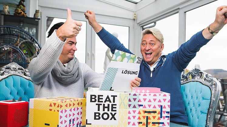 Matthias Mangiapane (links) und Hubert Fella bekommen für die Show "Beat the Box" auf Vox Spiele nach Hause geschickt.  RTL Media Group