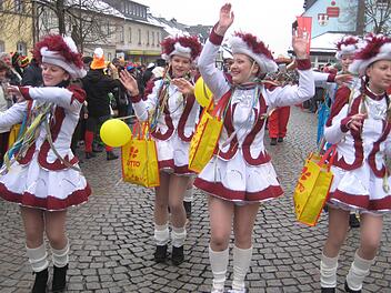 Die hübschen DLRG-Funkenmariechen sind beim Umzug in Teuschnitz ganz in ihrem Element. Foto: Paul Hader