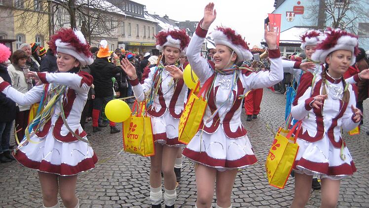 Die hübschen DLRG-Funkenmariechen sind beim Umzug in Teuschnitz ganz in ihrem Element. Foto: Paul Hader