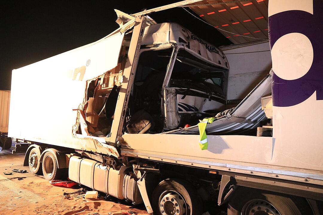 Zwei tödliche Unfälle auf der A3 in kurzer Zeit: Zwei Lkw rasen jeweils in Stauende