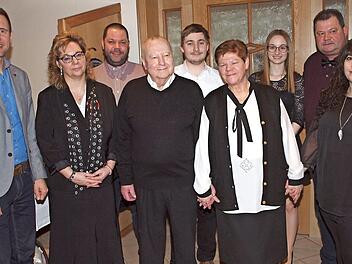 Das Jubelpaar freute sich über die Glückwünsche der Familienmitglieder und des Bürgermeisters (von links): Bürgermeister Andreas Hügerich, Tochter Marion, Sohn Matthias, das Jubelpaar Peter und Monika Wachner, Enkel Stefan, Enkelin Karolin, Sohn Markus und Enkelin Mandy. Foto: Alfred Thieret