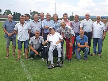 Vor 40 Jahren feierten sie den Aufstieg in die Landesliga Nord (stehend von links): Trainer Reinhard Weidhaus, Manfred Quotschalla, Wolfgang Mikitow, Heinrich Stein, Georg Starklauf, Siegfried Panzer, Willy Kraus, Karli Grimm; Klaus Bäuerlein, Peter Heberlein, Kapitän Dieter Brandt, der damalige Erste Vorsitzende Manfred Igel, Alfred Wichert, Josef Seuberth (beide Mitglieder des Spielausschusses), vorne von links: Karl-Heinz Brandt, Georg Lamm. Karl-Heinz Strüh, Walter Lochau  Foto: p