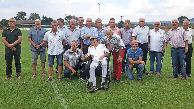 Vor 40 Jahren feierten sie den Aufstieg in die Landesliga Nord (stehend von links): Trainer Reinhard Weidhaus, Manfred Quotschalla, Wolfgang Mikitow, Heinrich Stein, Georg Starklauf, Siegfried Panzer, Willy Kraus, Karli Grimm; Klaus Bäuerlein, Peter Heberlein, Kapitän Dieter Brandt, der damalige Erste Vorsitzende Manfred Igel, Alfred Wichert, Josef Seuberth (beide Mitglieder des Spielausschusses), vorne von links: Karl-Heinz Brandt, Georg Lamm. Karl-Heinz Strüh, Walter Lochau  Foto: p