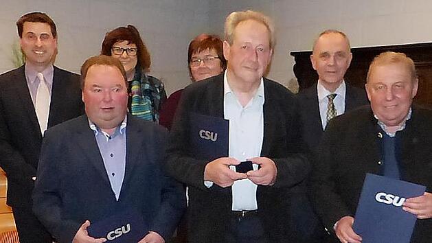 Bei der Jahresauftaktveranstaltung von CSU und Frauenunion Marktleugast wurde vier Männern für ihre langjährige Treue geehrt. Unser Bild zeigt (von links) CSU-Ortsvorsitzenden Marc Hartenberger, Gerd Scherer, FU-Ortsvorsitzende Margareta Schoberth, stellvertretende CSU-Kreisvorsitzende Brigitte Soziaghi, Hans Döring, Bürgermeister Franz Uome und Manfred Groß.  Foto: Klaus-Peter Wulf
