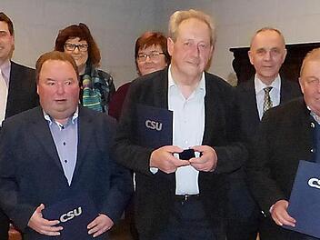 Bei der Jahresauftaktveranstaltung von CSU und Frauenunion Marktleugast wurde vier Männern für ihre langjährige Treue geehrt. Unser Bild zeigt (von links) CSU-Ortsvorsitzenden Marc Hartenberger, Gerd Scherer, FU-Ortsvorsitzende Margareta Schoberth, stellvertretende CSU-Kreisvorsitzende Brigitte Soziaghi, Hans Döring, Bürgermeister Franz Uome und Manfred Groß.  Foto: Klaus-Peter Wulf