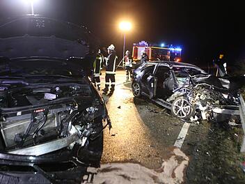 Bei einem Unfall auf der Staatsstraße 2253 wurden am Samstag drei Menschen verletzt. Foto: NEWS5 / Haag