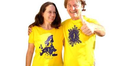 Gisela M. Bartulec und Peter H. Kalb und ein Beedabei-Kasten.