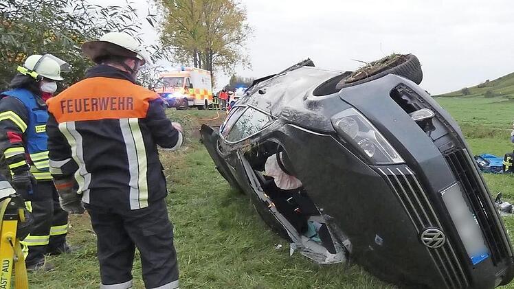 Auf der Beifahrerseite blieb der verungl&uuml;ckte VW Passat liegen.