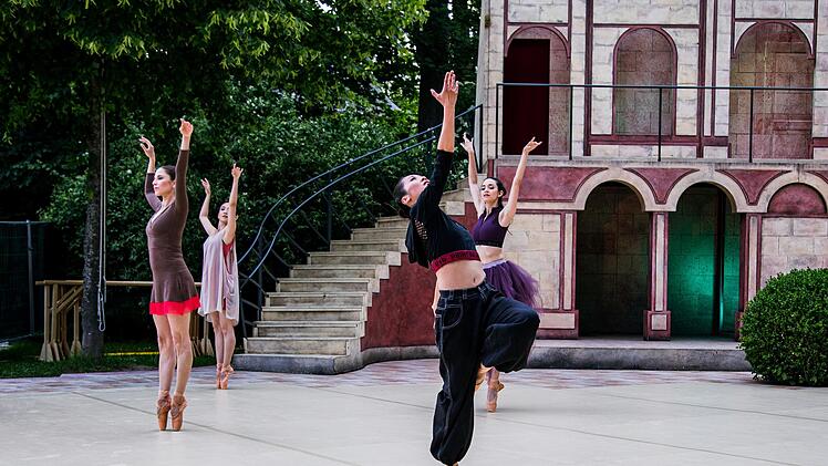 "Die vier Jahreszeiten": Szene aus dem fünfteiligen Ballettabend des Landestheaters Coburg, der bei den Sommerfestspielen Premiere im Hofgarten feierte.Fotos: Sylvain Guillot