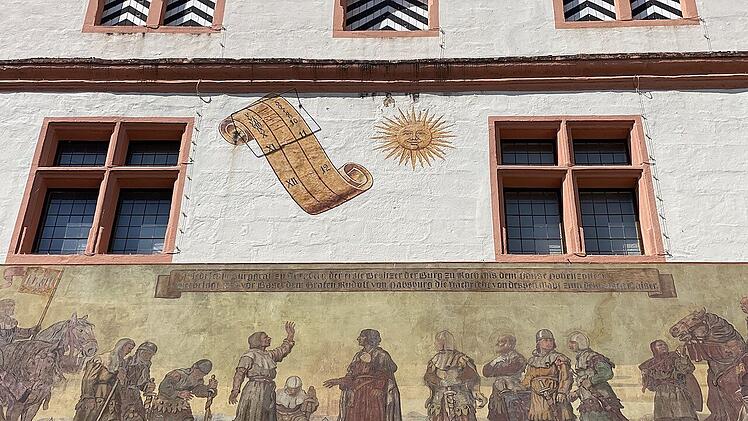 Im Innenhof von Schloss Ratibor findest du auch dieses Wandgemälde.