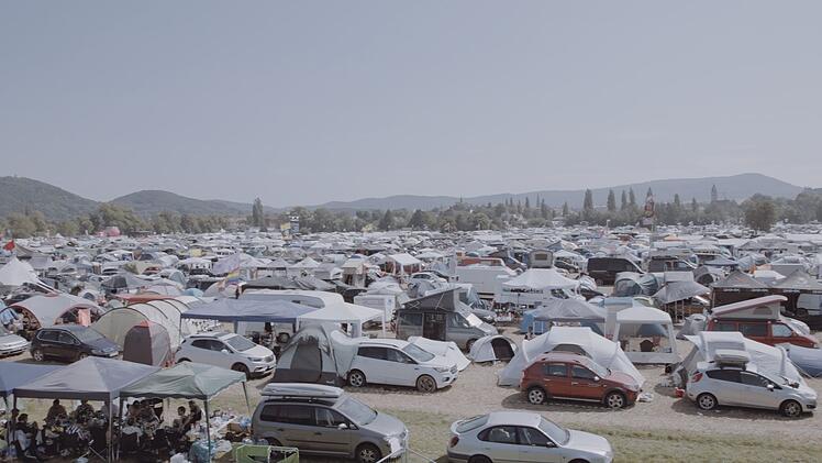 Das Festival ist immer gut besucht. Der Campingplatz der Fans ist beinahe gr&ouml;&szlig;er als die Stadt selbst.
