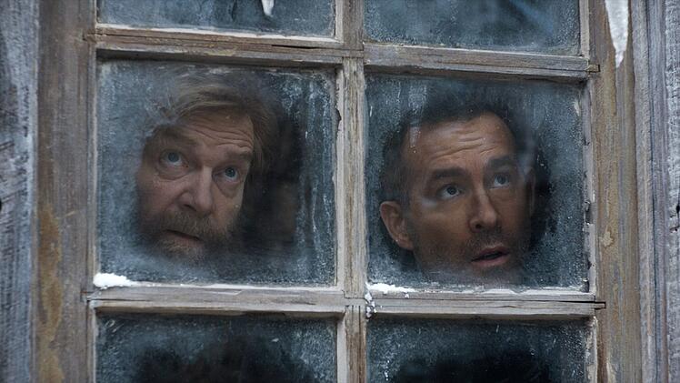 Ex-KGB-Agent Nikolai (Kenneth Branagh, links) hilft dem US-Piloten Troy (Ryan Reynolds), im sibirischen Winter zu &uuml;berleben.