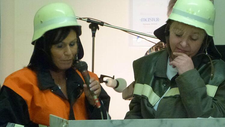 Als Vertreter der Damen-Feuerwehr, die etwas vom Löschen ver-stehen, präsentierten sich Carmen Albert (links) und Renate Pfeufer (rechts). Alle Fotos: Helmut Kistner