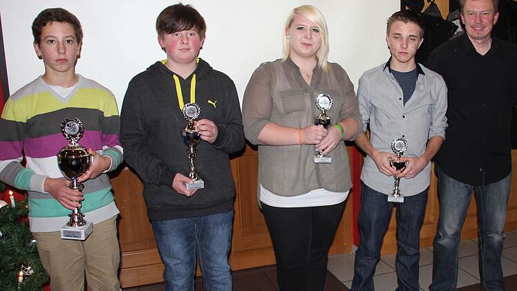 Die erfolgreichen Kartfahrer mit ihrem Coach Jürgen Jeschek (rechts).