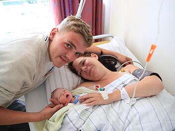 Vater Jerry mit Mutter Susanna und Baby Noel. Fotos: Merzbach