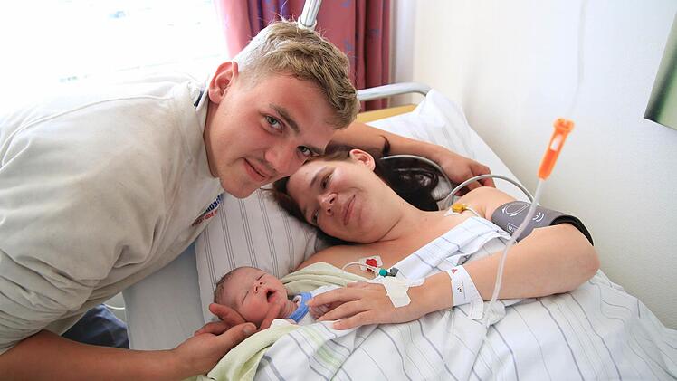Vater Jerry mit Mutter Susanna und Baby Noel. Fotos: Merzbach