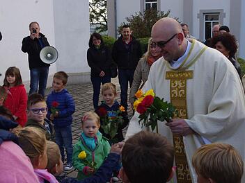 Die Kindergarten-Kinder hießen Pfarradministrator Sven Raube willkommen. Foto: Heike Schülein