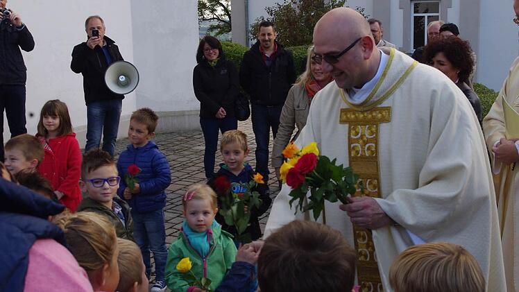 Die Kindergarten-Kinder hießen Pfarradministrator Sven Raube willkommen. Foto: Heike Schülein