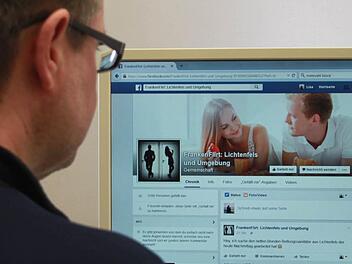 Facebook-Seiten für Singles gibt es in vielen Regionen. Für Viele sind sie eine beliebte Plattform, um das Alleinsein zu beenden. Foto: Lisa Kieslinger
