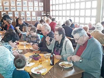 Der Pfarrsaal war beim Fasten-Essen voll.  Foto: Heidi Amon