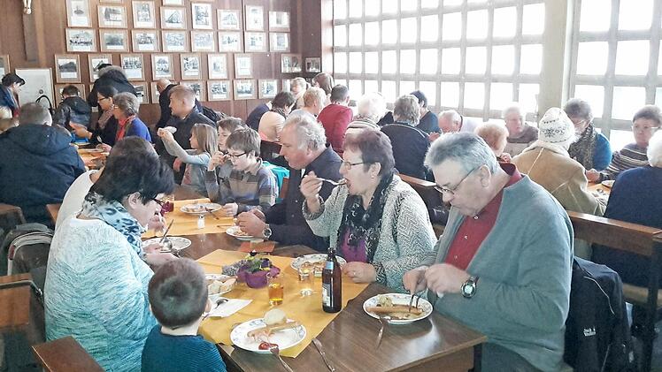 Der Pfarrsaal war beim Fasten-Essen voll.  Foto: Heidi Amon