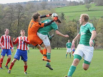 Luftakrobatik: Simon Hergenröder (Riedenberg, rechts), Dominik Ebert (links) und Niklas Neubauer (beide Dampfach) bestaunen DJK-Keeper Benedikt Stöckner und Riedenbergs Philipp Dorn beim artistischen Kampf ums Spielgerät.  Foto: Hopf