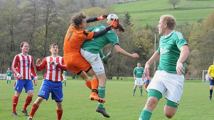 Luftakrobatik: Simon Hergenröder (Riedenberg, rechts), Dominik Ebert (links) und Niklas Neubauer (beide Dampfach) bestaunen DJK-Keeper Benedikt Stöckner und Riedenbergs Philipp Dorn beim artistischen Kampf ums Spielgerät.  Foto: Hopf
