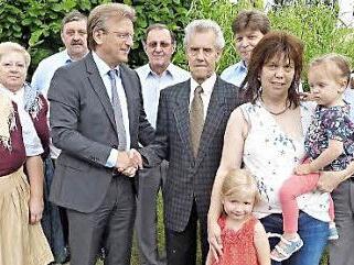 Otto Kreul aus Haig durfte zu seinem 85. Geburtstag viele Glückwünsche entgegennehmen. Mit im Bild Bürgermeister Rainer Detsch (4. v.l.), Kreuls Tochter Michaela mit den Urenkelinnen Lea und Mila sowie Vereinsvertreter von Trachtenverein, Feuerwehr, KAB und Sanitätskolonne. Foto: Gerd Fleischmann