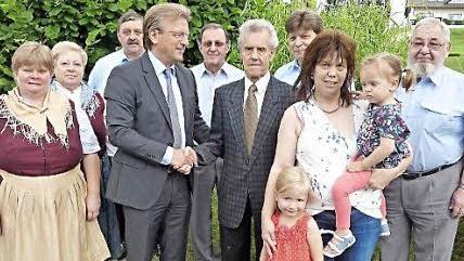 Otto Kreul aus Haig durfte zu seinem 85. Geburtstag viele Glückwünsche entgegennehmen. Mit im Bild Bürgermeister Rainer Detsch (4. v.l.), Kreuls Tochter Michaela mit den Urenkelinnen Lea und Mila sowie Vereinsvertreter von Trachtenverein, Feuerwehr, KAB und Sanitätskolonne. Foto: Gerd Fleischmann