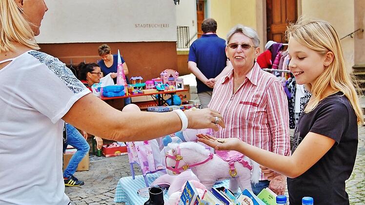 Lara (9) aus Würzburg hat im Beisein der Oma wieder mal ein gutes Geschäft gemacht. Foto: Sigismund von Dobschütz