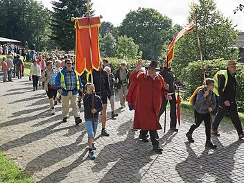 Ein herzliches Winken beim Einzug gehört für die Würzburger Wallfahrer dazu.  Fotos: Marion Eckertt