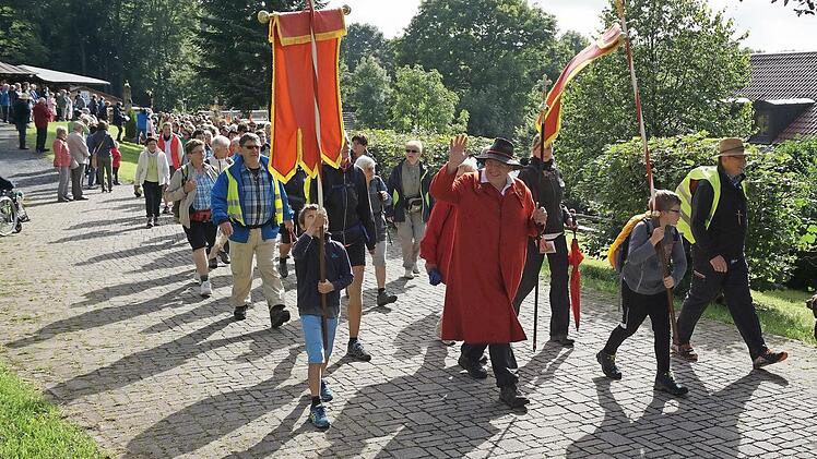 Ein herzliches Winken beim Einzug gehört für die Würzburger Wallfahrer dazu.  Fotos: Marion Eckertt