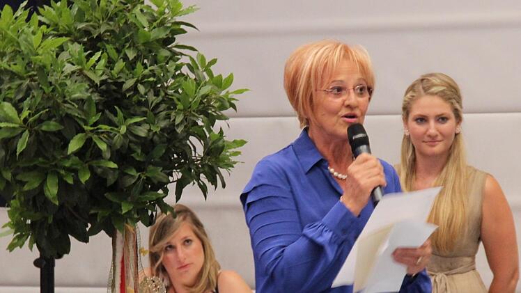 Rita Lambrughi vom Gemeinderat Uggiate spricht. Links Sophia, rechts Vera Brettimg Foto: Johanna Blum