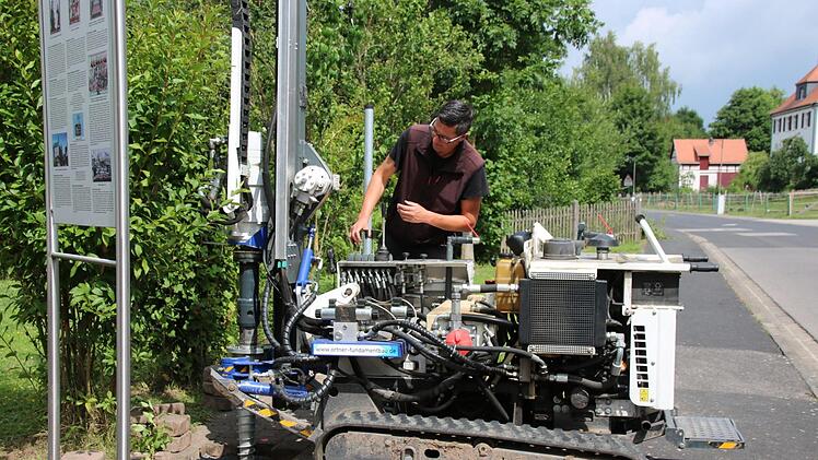 Um das Fundament zu schaffen, wurde ein Spezialbohrer eingesetzt. Hier dreht die Maschine einen riesigen Dübel in den Boden. Foto: Kathrin Kupka-Hahn