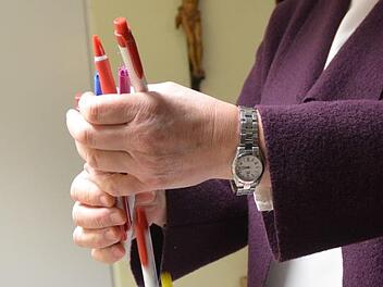 Anke Kroll hat schon mit dem Sammeln ausgedienter Stifte für die Aktion zum Weltgebetstag der Frauen begonnen. Es werden aber noch sehr viele Stifte gebraucht. Foto: Rainer Lutz