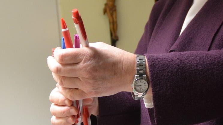 Anke Kroll hat schon mit dem Sammeln ausgedienter Stifte für die Aktion zum Weltgebetstag der Frauen begonnen. Es werden aber noch sehr viele Stifte gebraucht. Foto: Rainer Lutz