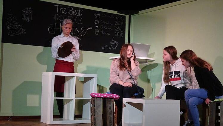 Immer online - geht das gut? Die Theater-AG des Frobenius-Gymnasiums bei den Proben.  Foto: Doris Bauer