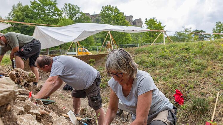 Helga Völker aus Bad Staffelstein ist den Kelten ganz nahe: Als ehrenamtliche Helferin unterstützt sie die Arbeiten am Staffelberg, wo gerade ein Eingangstor zur keltischen Stadt Menosgada ausgegraben wird. Das soll sogar in Originalgröße rekonstruiert werden. Foto: Stephan Großmann