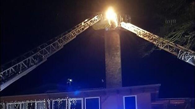 Der junge Mann steckte im etwa 15 Meter hohen Schornstein fest. Screenshot: Feuerwehr Ro&szlig;la/Facebook