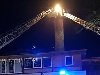 Der junge Mann steckte im etwa 15 Meter hohen Schornstein fest. Screenshot: Feuerwehr Roßla/Facebook