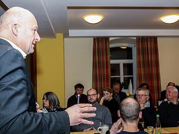 Wie soll neuer Wohnraum entstehen?  Das ist eine zentrale Frage     auch in  jeder Bürgerversammlung.  Unser Foto zeigt  Bürgermeister Claus Schwarzmann       bei  der Versammlung    am Mittwoch  in   Weigelshofen. Barbara Herbst