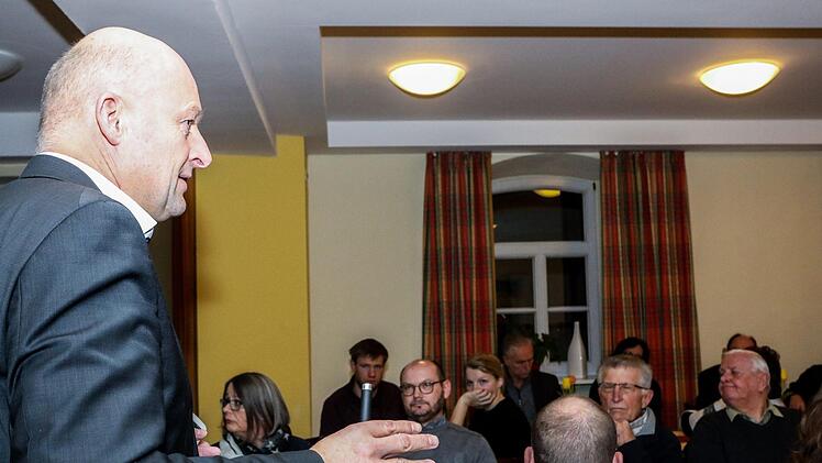 Wie soll neuer Wohnraum entstehen?  Das ist eine zentrale Frage     auch in  jeder Bürgerversammlung.  Unser Foto zeigt  Bürgermeister Claus Schwarzmann       bei  der Versammlung    am Mittwoch  in   Weigelshofen. Barbara Herbst