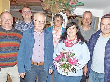 Im SPD-Ortsverein ist der Vorstand gewählt worden (v. l.): Kassier Bernhard Vogel, SPD-Kreisvorsitzender Laurenz Kuhmann, Zweiter Vorsitzender Georg Bauernschmidt, Beisitzerin Ulrike Fischer-Ludwig, Vorsitzende Kerstin Hölzel, Beisitzer Alexander ...